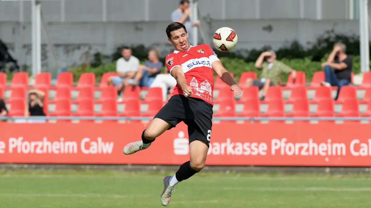 Fußball Oberliga Baden-Württemberg 1. CfR Pforzheim - TSG Balingen : Kapitan Matthias SCHMITZ (25 BAL) - Luftannahme
Pforzheim, Baden-Württemberg, Deutschland, 19.09.2026. Fußball, Oberliga Baden-Württemberg, 8. Spieltag, Saison 2026/2027. 1. CfR Pforzheim - TSG Balingen Fußball in der KRAMSKI-ARENA in Pforzheim. Foto: Eibner-Pressefoto/Michael Ripberger.