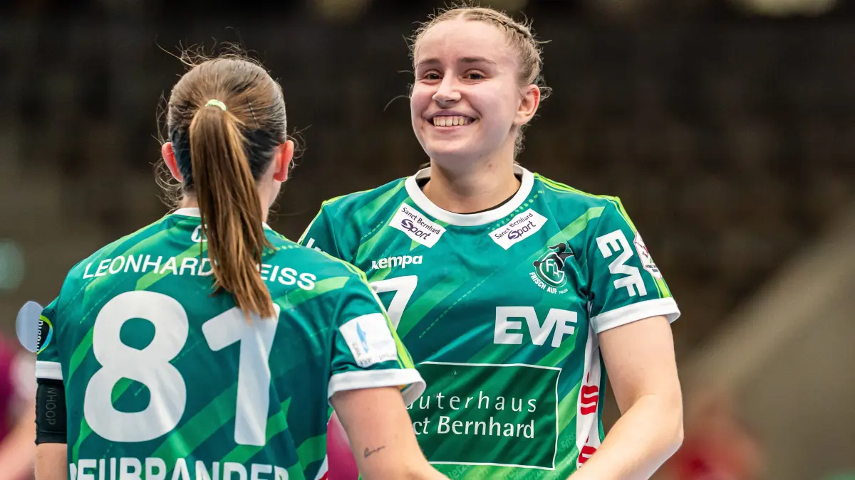 Frisch Auf Goeppingen vs. HC Leipzig, Handball, 1. Bundesliga, Spielzeit 2026/2027, 19.09.2026: Lea Watzl Frisch Auf Frauen, 07 klatscht nach einem Tor froehlich mit Lea Neubrander Frisch Auf Frauen, 81 ab, Frisch Auf Goeppingen vs. HC Leipzig, Handball, 1. Bundesliga, Spielzeit 2026/2027, 19.09.2026 Frisch Auf Goeppingen vs. HC Leipzig, Handball, 1. Bundesliga, Spielzeit 2026/2027, 19.09.2026 Goeppingen *** Lea Watzl Frisch Auf Women, 07 high-fives Lea Neubrander Frisch Auf Women, 81 joyfully after a goal, Frisch Auf Göppingen vs. HC Leipzig, Handball, 1st Bundesliga, 20262027 season, September 19, 2026, Frisch Auf Göppingen vs. HC Leipzig, Handball, 1st Bundesliga, 20262027 season, September 19, 2026, Göppingen Copyright: xMichaelxSchmidt/Eibner-Pressefotx EP_MST