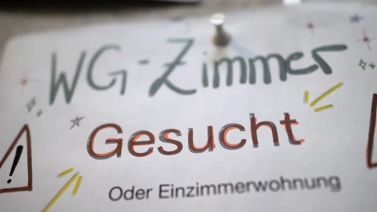WG-Zimmer gesucht: ARCHIV - 29.01.2024, Brandenburg, Potsdam: Ein Aushang für die Suche eines WG-Zimmers hängt in der Freien Universität Berlin. (Illustration) (zu dpa: «Jedes zweite WG-Zimmer in Berlin kostet mehr als 650 Euro») Foto: Sebastian Gollnow/dpa +++ dpa-Bildfunk +++
