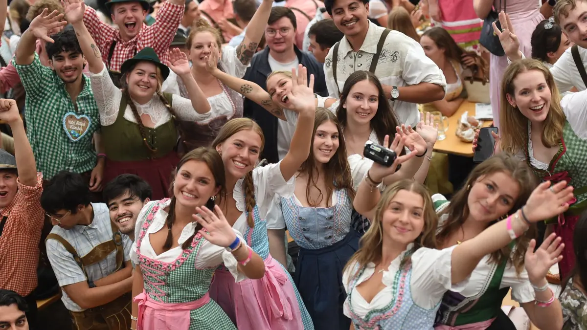 191. Münchner Oktoberfest - Eröffnung: 19.09.2026, Bayern, München: Gäste feiern nach dem Anstich im Hofbräuzelt auf dem Oktoberfest. Die 191. Wiesn findet vom 19. September bis zum 04. Oktober 2026 auf der Münchner Theresienwiese statt. Foto: Felix Hörhager/dpa +++ dpa-Bildfunk +++