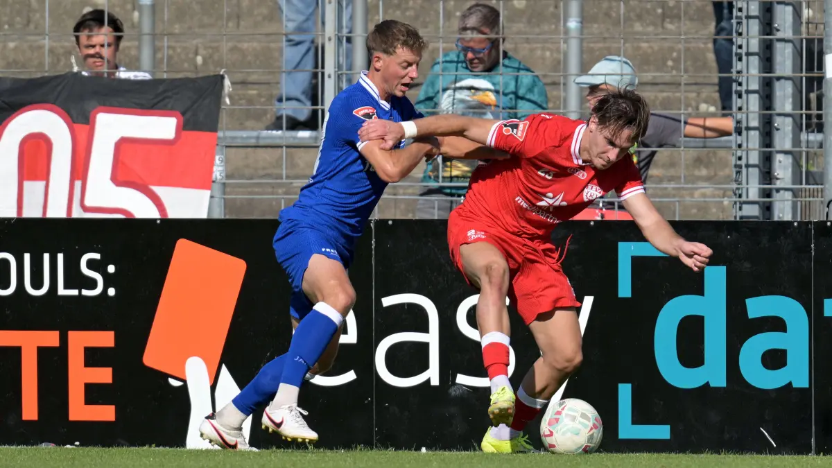 Fussball OL | SSV Reutlingen vs. Bahlinger SC: Fussball OL | SSV Reutlingen (rot) vs. Bahlinger SC (blau) // 2026-09-19 // Foto: JoBaur // #23 Nedim Pepic (SSV Reutlingen) / #20 Marco Bauer (Bahlinger SC)