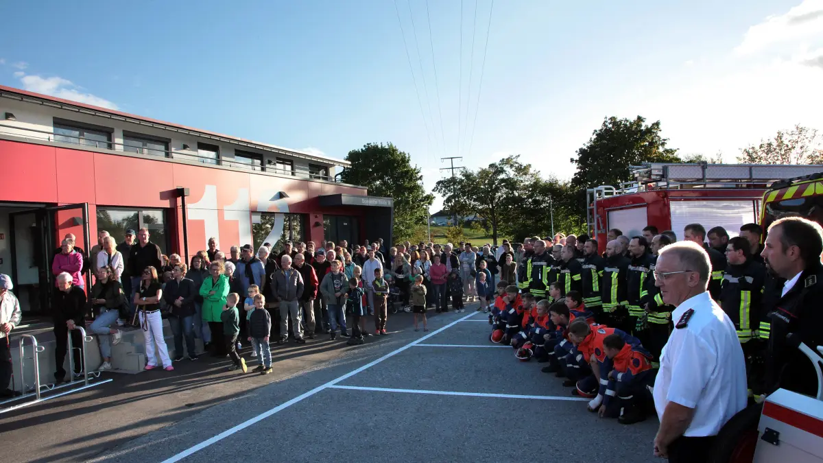 Strahlende Gesichter bei der Feuerwehr Schopfloch, die am Freitagabend nach 42 Jahren in der ehemaligen Flakhalle in der Glattener Straße ins komplett umgebaute moderne Feuerwehrhaus in die Dornstetter Straße 19 umzog.
