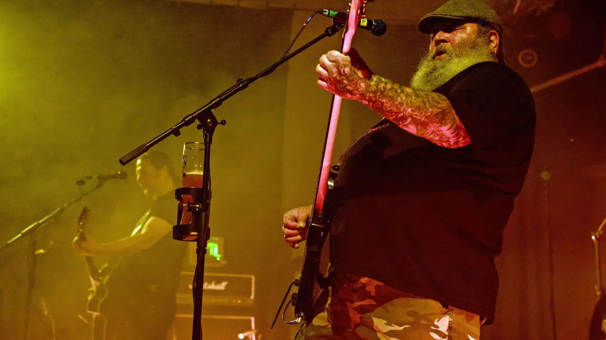 Frontman Oimel Larcher von den "Nitrogods" in Aktion.