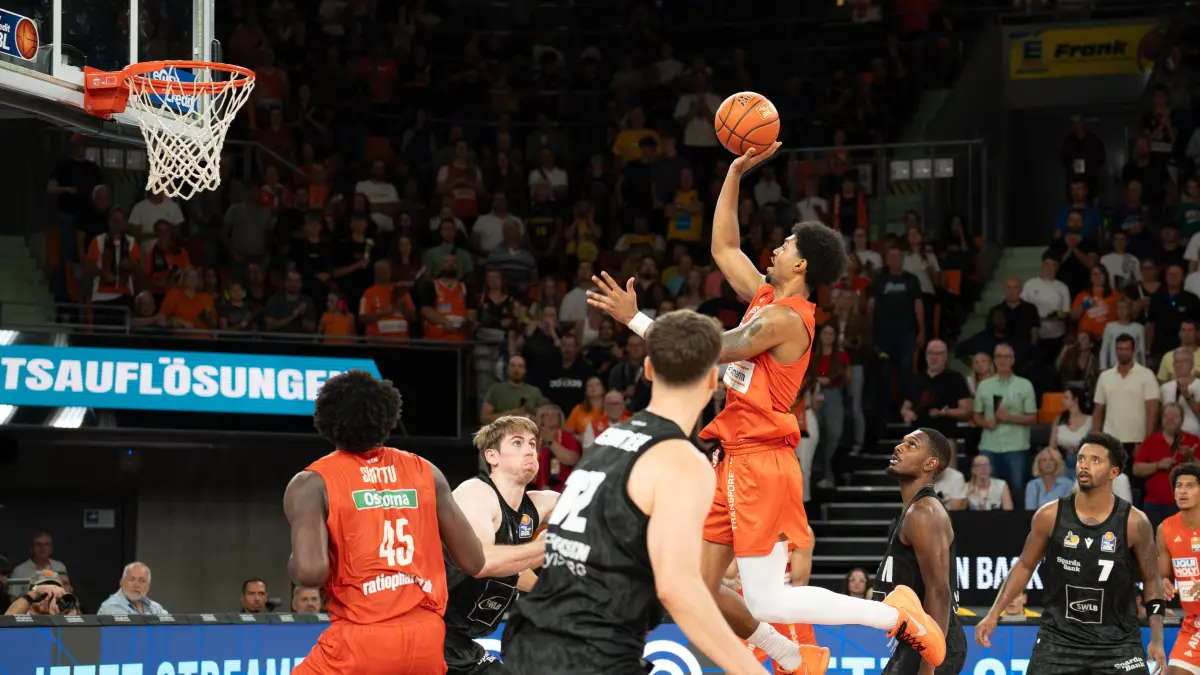 Ratiopharm Ulm vs. MHP RIESEN Ludwigsburg, Basketball, 1. Bundesliga, Spieltag 1, Saison 2026/2027, 20.09.2026: Nr.2, Watson Ibi
Ratiopharm Ulm vs. MHP RIESEN Ludwigsburg, Basketball, 1. Bundesliga, Spieltag 1, Saison 2026/2027, 20.09.2026
Foto: Eibner-Pressefoto/Fabian Bergweiler