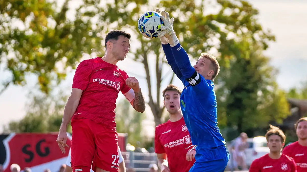 VfR-Keeper Falk Kitzlinger ist schneller: Der Torhüter des VfR Sulz kommt vor Nico Rebmann (SG Empfingen) an den Ball und sichert das Spielgerät souverän.