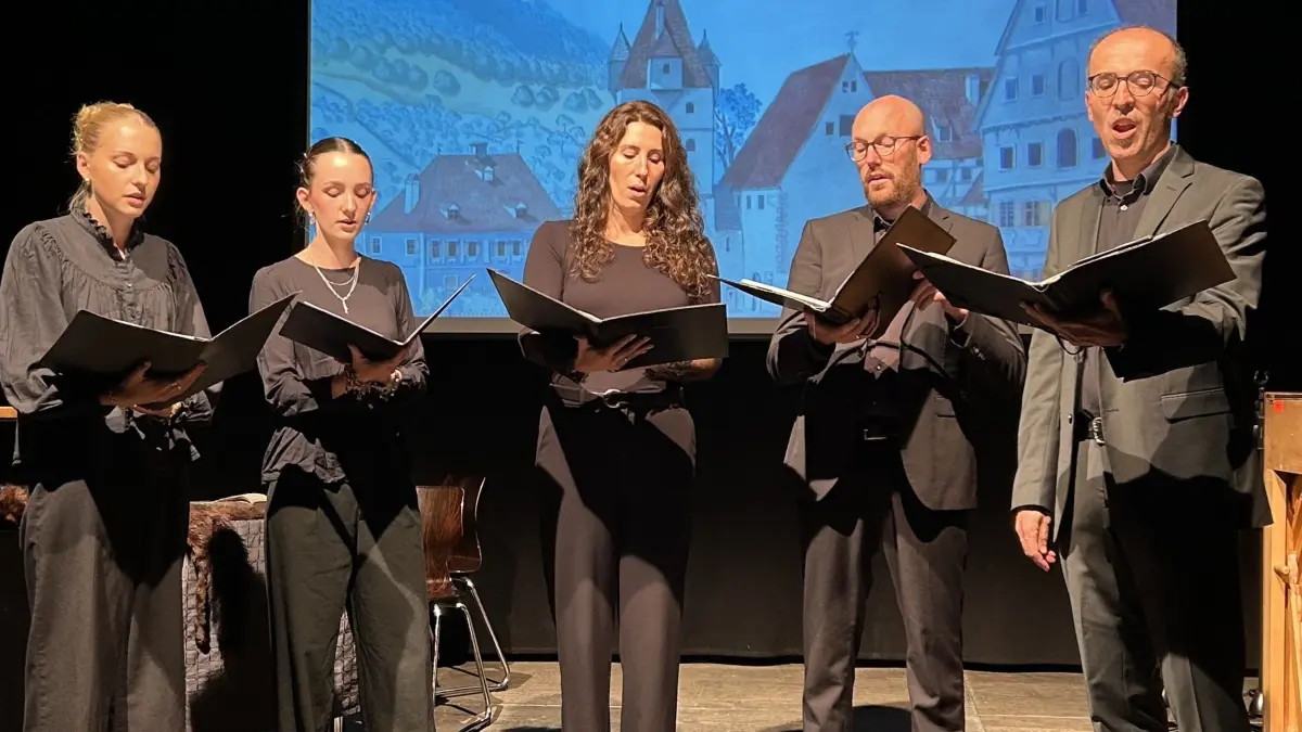 Eindrucksvoller A-cappella-Gesang: Ein vierstimmiges „Kyrie“, komponiert um 1360, trug dieses Quintett vor, mit Aurelia Baur, Minna Decker, Corinna Schmidt, Christian Wilms und Thomas Rapp.