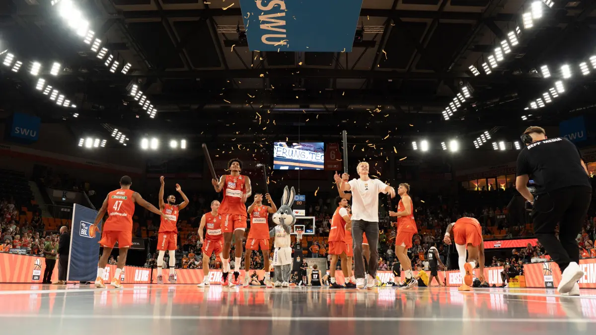 Ratiopharm Ulm vs. MHP RIESEN Ludwigsburg, Basketball, 1. Bundesliga, Spieltag 1, Saison 2026/2027, 20.09.2026: Ratiopharm Ulm feiert/jubelt mit den Fans nach Sieg/Spielende
Ratiopharm Ulm vs. MHP RIESEN Ludwigsburg, Basketball, 1. Bundesliga, Spieltag 1, Saison 2026/2027, 20.09.2026
Foto: Eibner-Pressefoto/Fabian Bergweiler