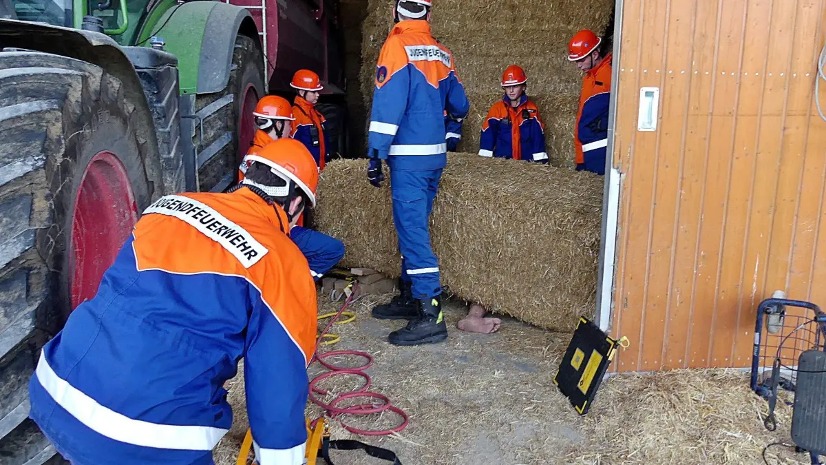 Personenrettung unterm 400-Kilo schweren Heuballen.