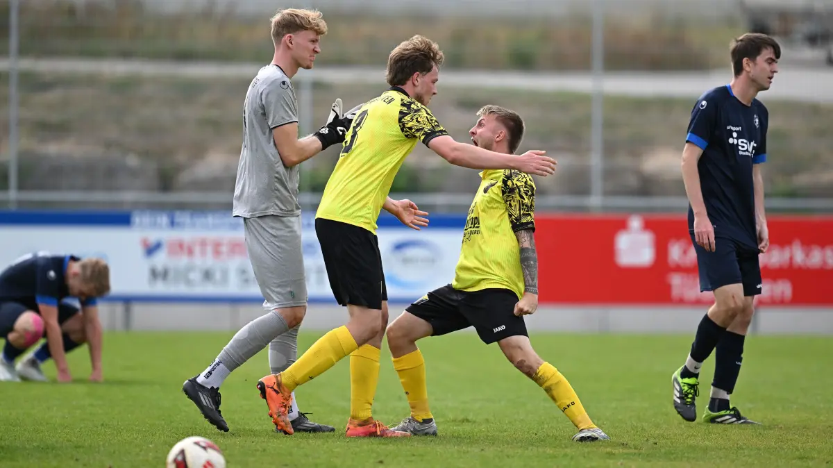 Bezirksliga Alb, 7. Spieltag, SV Neustetten - SV Pfrondorf: Bezirksliga Alb, 7. Spieltag, SV Neustetten - SV Pfrondorf, 20.09.26 - Bastian Schimpf (Neustetten) bejubelt seinen Treffer zum 2:1, gemeinsam mit Leon Visel (3, Neustetten) Giulio Kohler (Torhüter, Pfrondorf, 2..v.l), rechts der enttäuschte Jakob Scheufele (Pfrondorf)
Foto: Axel Grundler