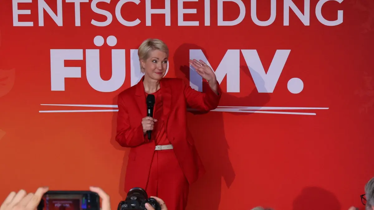 Landtagswahl Mecklenburg-Vorpommern - Wahlparty SPD: 20.09.2026, Mecklenburg-Vorpommern, Schwerin: Manuela Schwesig (SPD), Spitzenkandidatin der SPD und Ministerpräsidentin von Mecklenburg-Vorpommern, spricht bei der Wahlparty der SPD in der Orangerie im Schweriner Schloss. Die Landtagswahl in Mecklenburg-Vorpommern fand am Sonntag (20.09.2026) statt. Foto: Bernd Wüstneck/dpa +++ dpa-Bildfunk +++