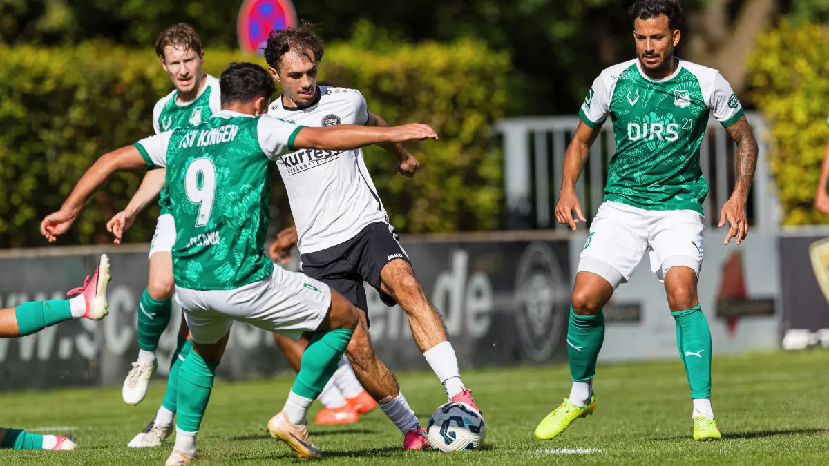 Fussball Landesliga: Fussball Landesliga; SC Geislingen - TSV Köngen;
Damiano de Lucia (SC Geislingen, #11) und Matteo-Pio Stefania (TSV Köngen, #9);
19.09.2026; Stadion Eybacher Tal; Geislingen.
Foto: Thomas Madel