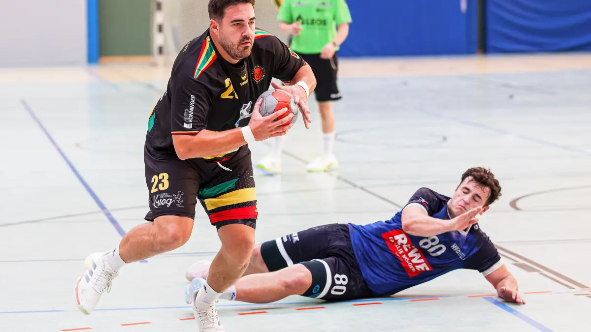 Handball Landesliga: Handball Landesliga; HSG WiWiDo - TV Treffelhausen;
Kai Ziller (TV Treffelhausen, #23) und Luca Hofelich (HSG WiWiDO, #80);
19.09.2026; Lautertalhalle, Donzdorf.
Foto: Thomas Madel