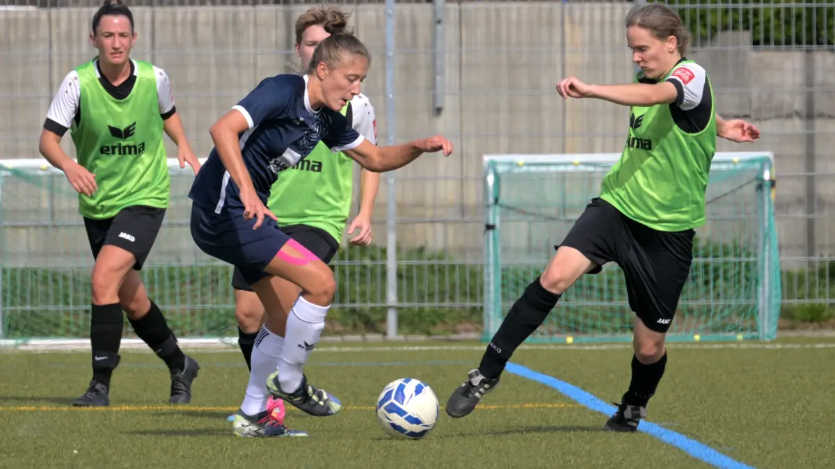 TSV Lustnau vs. TV Jebenhausen, Fussball, Verbandsliga, 02.Spieltag, Saison 2026/2027, 20.09.2026 : Hannah Guhl (TSV Lustnau, #15) am Ball im Zweikampf mit Laura Hoeing (TV Jebenhausen, #14)
TSV Lustnau vs. TV Jebenhausen,
Fussball, Verbandsliga, 02.Spieltag, Saison 2026/2027, 20.09.2026
Foto: Eibner-Pressefoto/ Tobias Baur