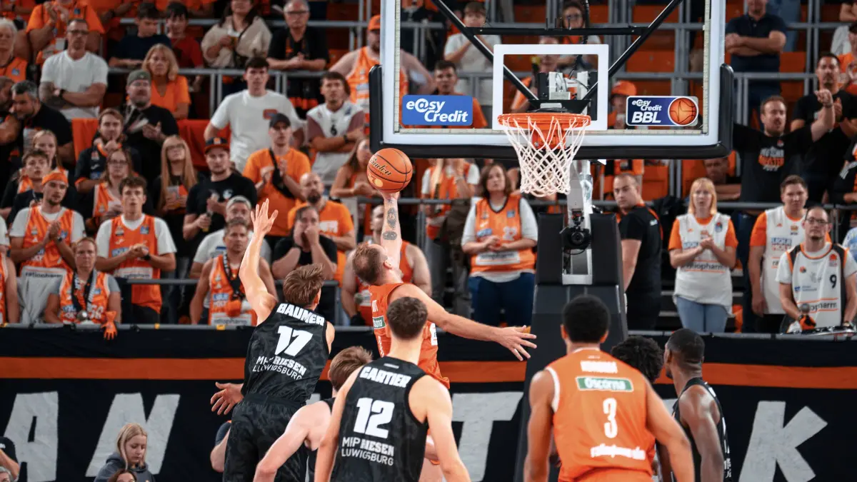 Ratiopharm Ulm vs. MHP RIESEN Ludwigsburg, Basketball, 1. Bundesliga, Spieltag 1, Saison 2026/2027, 20.09.2026: Nr.8, Devin Schmidt, Ratiopharm Ulm
Ratiopharm Ulm vs. MHP RIESEN Ludwigsburg, Basketball, 1. Bundesliga, Spieltag 1, Saison 2026/2027, 20.09.2026
Foto: Eibner-Pressefoto/Fabian Bergweiler