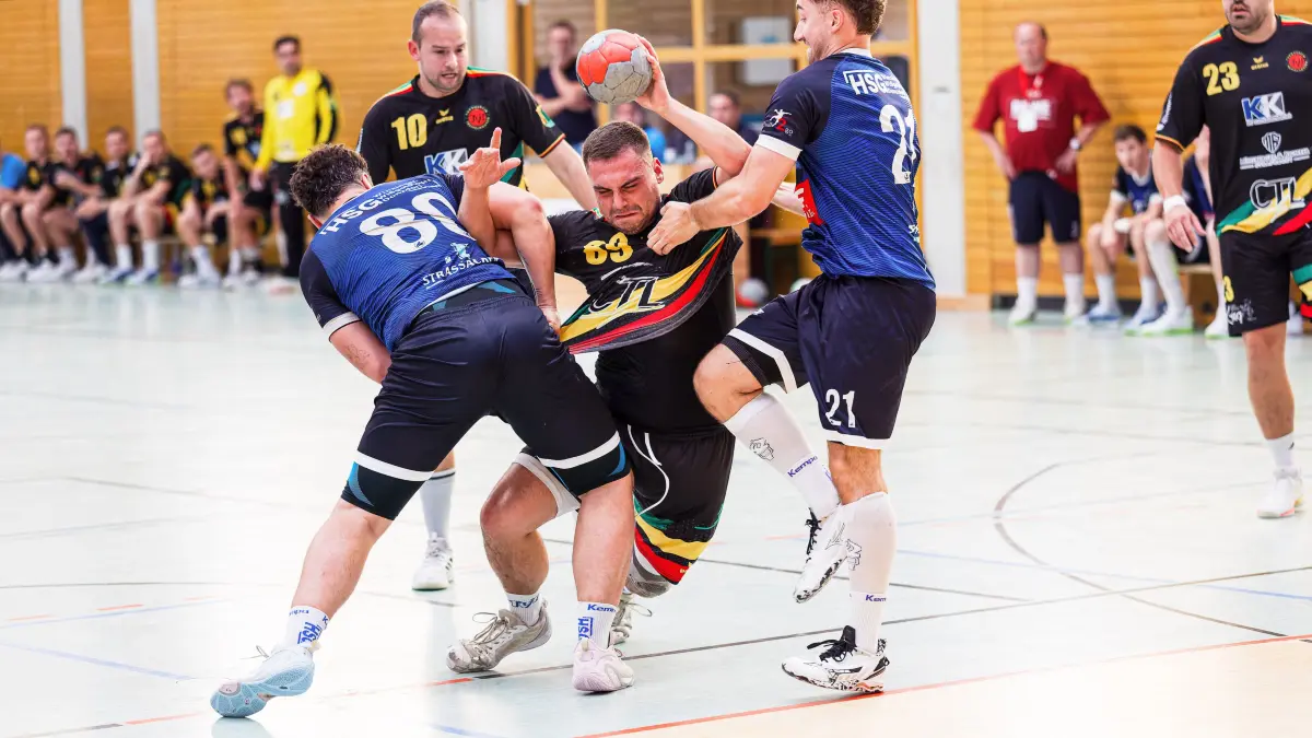 Handball Landesliga: Handball Landesliga; HSG WiWiDo - TV Treffelhausen;
Luca Hofelich (HSG WiWiDO, #80) und Johannes Grupp (HSG WiWiDO, #21) versuchen Jannik Bühler (TV Treffelhausen, #89) zu stoppen;
19.09.2026; Lautertalhalle, Donzdorf.
Foto: Thomas Madel