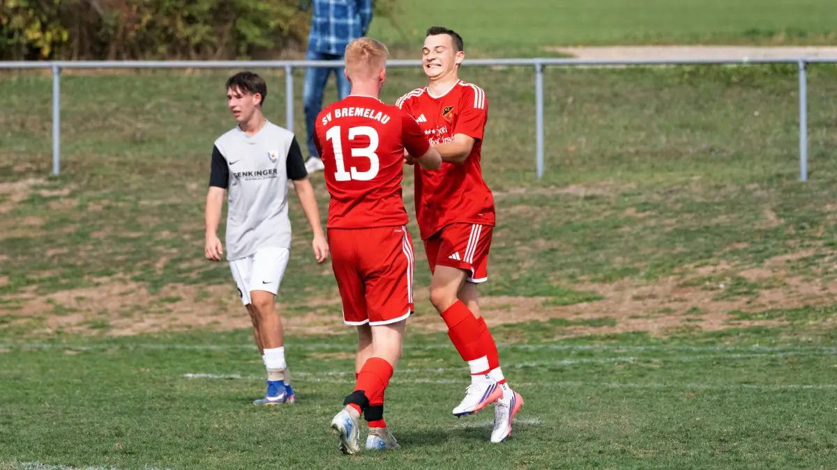 SV Bremelau/SV Granheim - SV Auingen, Fußball Kreisliga A1: Nico Baier (SGM SV Bremelau/SV Granheim), rechts, freut sich nach dem 2:0 mit Jannik Meyer (SGM SV Bremelau/SV Granheim)
SV Bremelau/SV Granheim - SV Auingen. Bremelau, Baden-Württemberg, Deutschland, 20.09.2026. Fußball, Kreisliga A1, Saison 2026/2027. Punktspiel auf dem Sportplatz Bremelau. For editorial use only. Foto: Eibner-Pressefoto/Eky Eibner.