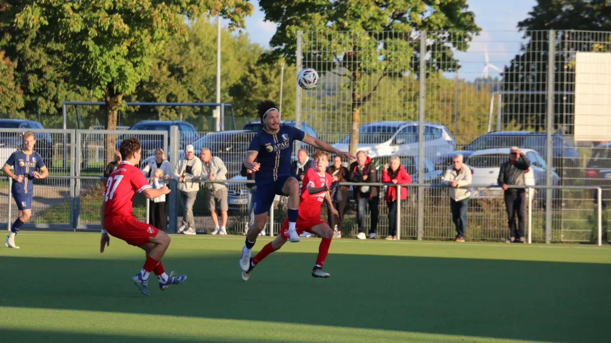 Robin Belesnai (blau) und seine Satteldorfer Kollegen ließen gegen den TSV Ilshofen II keinen Gegentreffer zu. Nach fünf Spielen kommt die Spvgg auf 23 Tore und nur drei Gegentore.