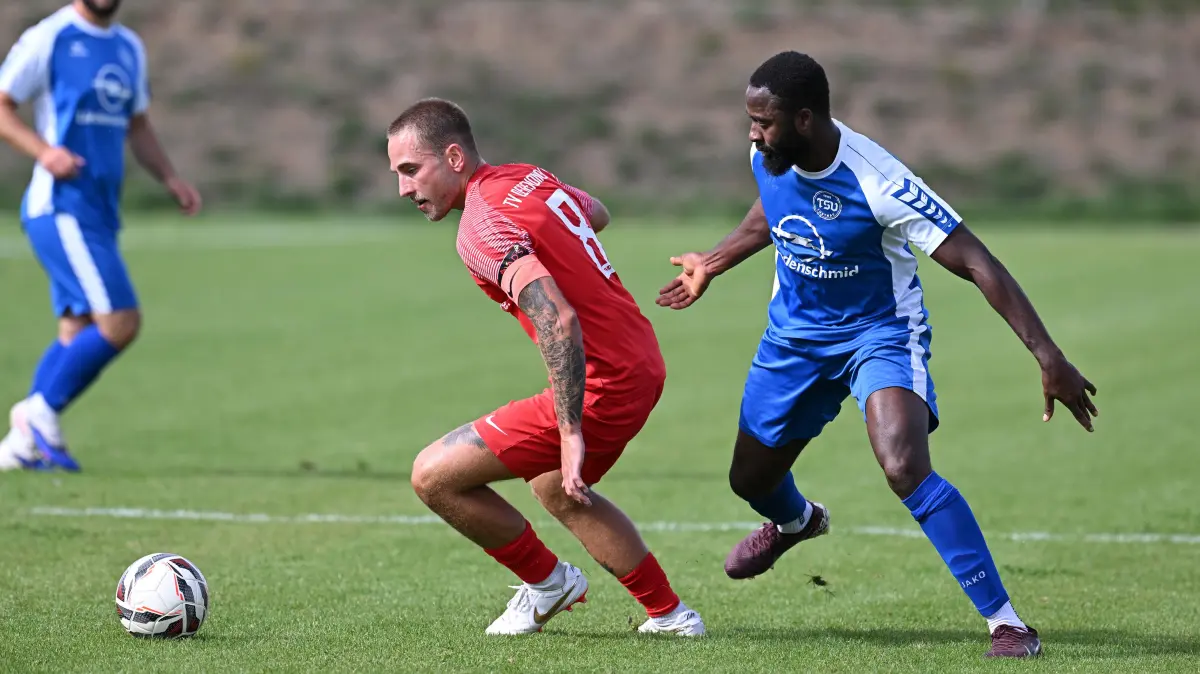Kreisliga A3, 6. Spieltag, TV Derendingen - TSV Lustnau: Kreisliga A3, 6. Spieltag, TV Derendingen - TSV Lustnau, 20.09.26 - links Sven Klebes (Derendingen), rechts Bekai Jagne (Derendingen)
Foto: Axel Grundler