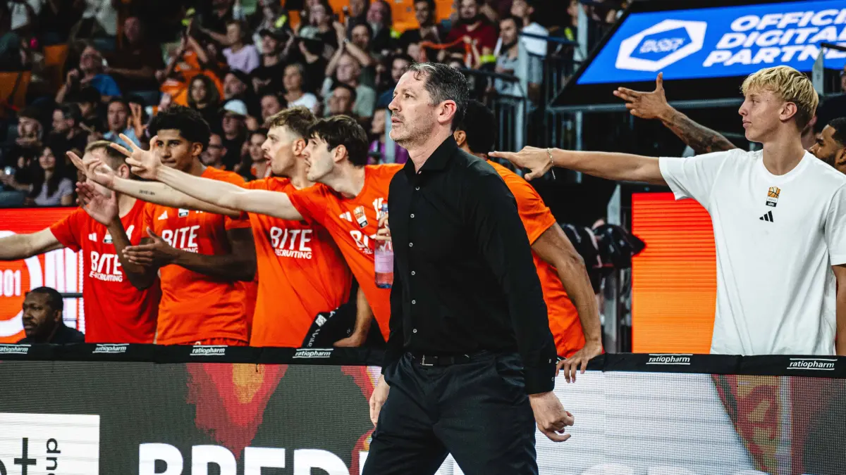 ratiopharm ulm vs MHP Riesen Ludwigsburg - Basketball Bundesliga: Neu Ulm, Deutschland, 20.09.26: Head Coach Ty Harrelson ratiopharm ulm Schaut waehrend des Basketball Bundesliga Spiels zwischen ratiopharm ulm vs MHP Riesen Ludwigsburg in der ratiopharm Arena am 20. September 2026 in Neu Ulm, Deutschland. Foto von Harry Langer/DeFodi Images ratiopharm Arena, Germany, 20.09.26: Head Coach Ty Harrelson ratiopharm ulm Looks on during the Basketball Bundesliga match between ratiopharm ulm vs MHP Riesen Ludwigsburg at Neu Ulm on September 20, 2026 in ratiopharm Arena, Germany. Photo by Harry Langer/DeFodi Images Photo by Harry Langer/DeFodi Images - *** Neu Ulm, Germany, September 26, 2026: Head Coach Ty Harrelson of ratiopharm ulm watches during the Basketball Bundesliga game between ratiopharm ulm and MHP Riesen Ludwigsburg at the ratiopharm Arena on September 20, 2026, in Neu Ulm, Germany Photo by Harry Langer DeFodi Images ratiopharm Arena, Germany, September 20, 2026 Head Coach Ty Harrelson of ratiopharm ulm looks on during the Basketball Bundesliga match between ratiopharm ulm and MHP Riesen Ludwigsburg in Neu Ulm on September 20, 2026 at the ratiopharm Arena, Germany. Photo by Harry Langer, DeFodi Images. Photo by Harry Langer, DeFodi Images