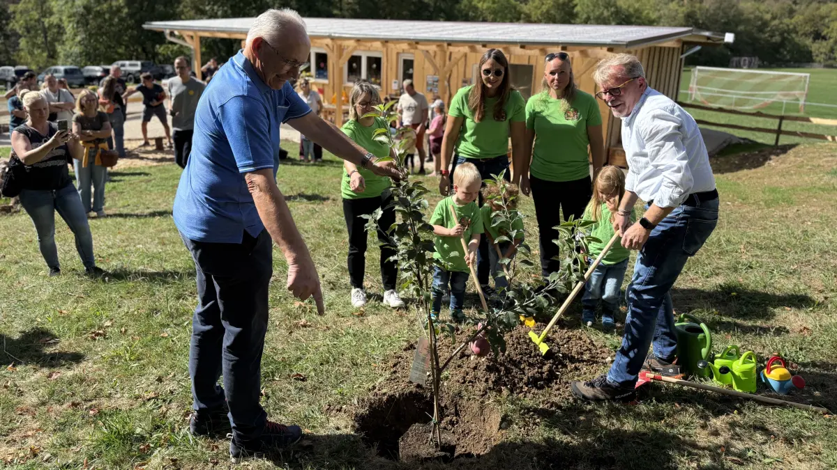 Adolf Lamparter und Mike Münzing pflanzten zusammen mit den Kindern und dem Team einen Apfelbaum. Der steht symbolisch für das Wachstum und die Früchte des Waldkindergartens.