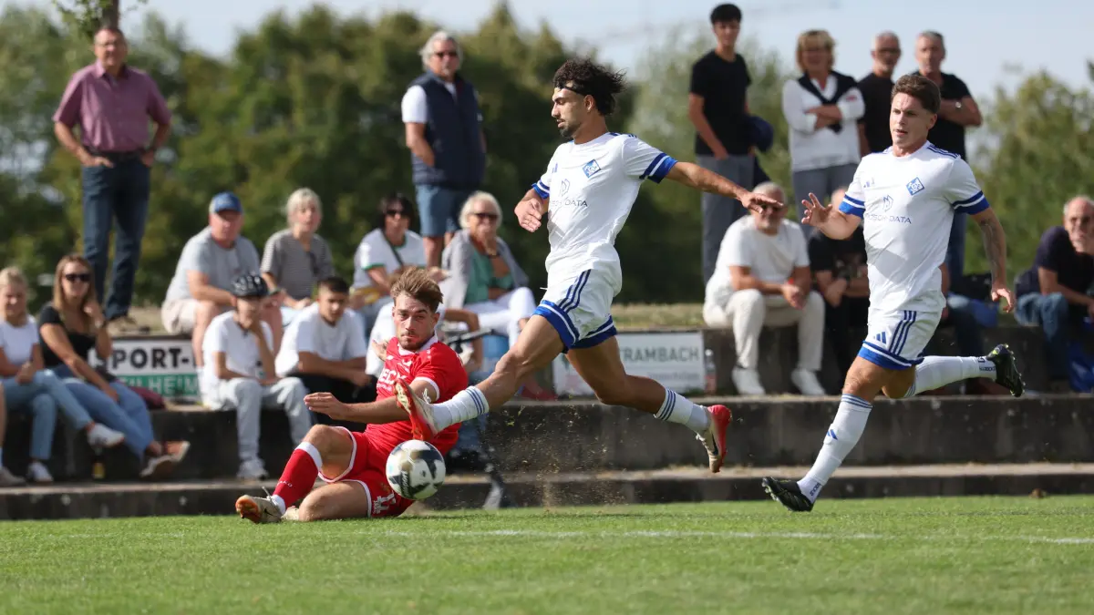 TSV Bad Boll - 1. FC Eislingen: TSV Bad Boll - 1. FC Eislingen
Felix Stzrodel (11) bleibt an Yasir Israfil Köse (17) hängen.