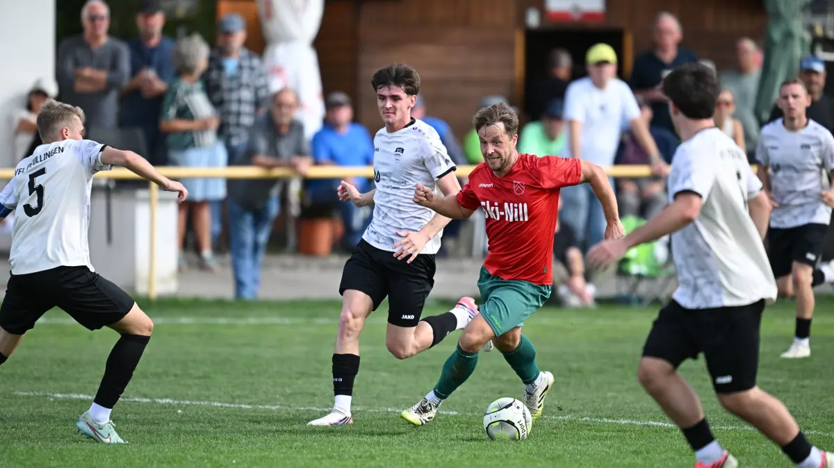 Landesliga 3, 6 Spieltag, SV Nehren - VfL Pfullingen: Landesliga 3, 6 Spieltag, SV Nehren - VfL Pfullingen, 20.09.2026 - Florian Weiß (Nehren, 2.v.r) kämpf sich durch die Pfullinger Abwehrreihe. Nico Rall (2.v.l, Pfullingen)
Foto: Axel Grundler