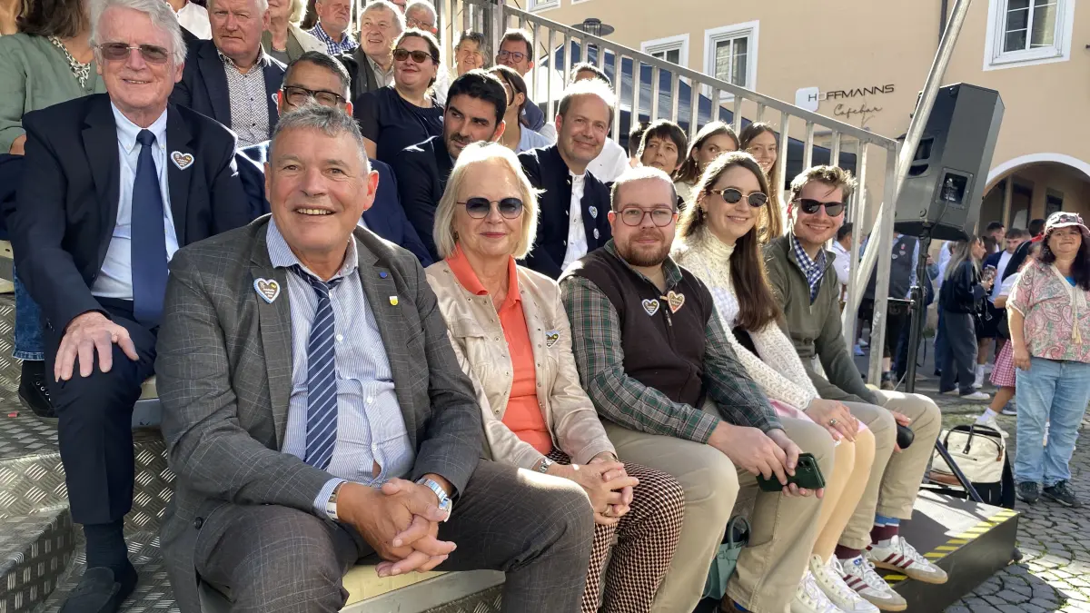 Von der Ehrentribüne aus schaut sich der Crailsheimer Sozial- und Baubürgermeister Jörg Steuler zum letzten Mal in offizieller Funktion den Festzug beim Volksfest an. Mit dabei sind Ehefrau Hedi, sowie Sohn Cedric und Tochter Celine mit Ehemann (von links).