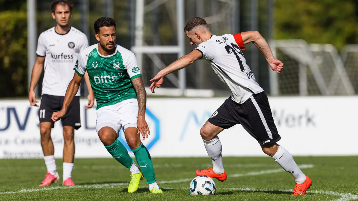Fussball Landesliga: Fussball Landesliga; SC Geislingen - TSV Köngen;
Mert Özdemir (SC Geislingen, #79) und Domenic Brück (TSV Köngen, #23);
19.09.2026; Stadion Eybacher Tal; Geislingen.
Foto: Thomas Madel