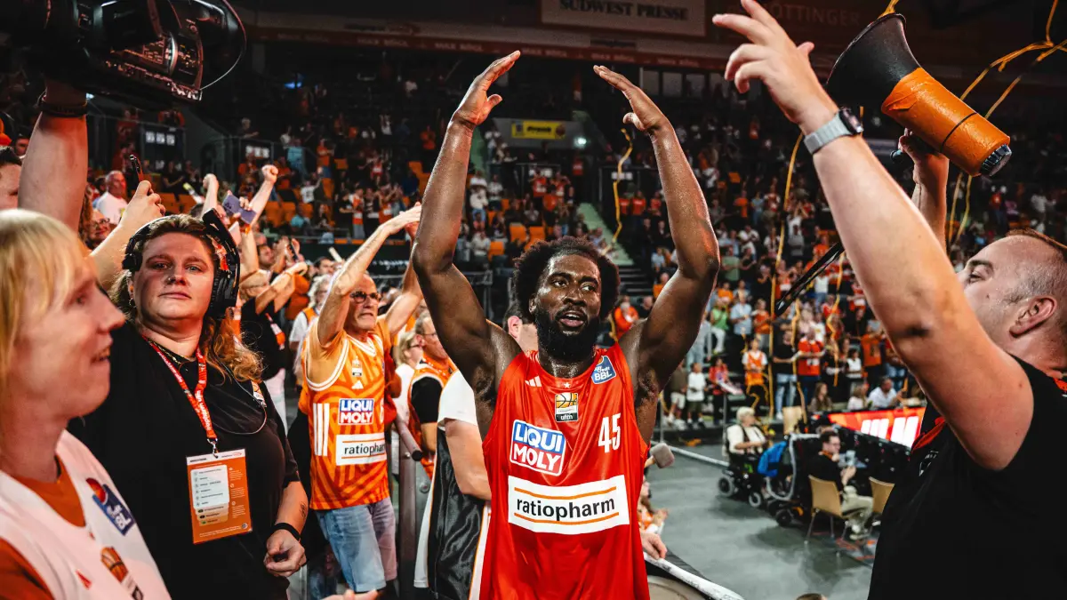 ratiopharm ulm vs MHP Riesen Ludwigsburg - Basketball Bundesliga: Neu Ulm, Deutschland, 20.09.26: Oluwasimisola Shittu ratiopharm ulm Feiert den Sieg mit den Fans waehrend des Basketball Bundesliga Spiels zwischen ratiopharm ulm vs MHP Riesen Ludwigsburg in der ratiopharm Arena am 20. September 2026 in Neu Ulm, Deutschland. Foto von Harry Langer/DeFodi Images ratiopharm Arena, Germany, 20.09.26: Oluwasimisola Shittu ratiopharm ulm Celebrate the victory with the fans. during the Basketball Bundesliga match between ratiopharm ulm vs MHP Riesen Ludwigsburg at Neu Ulm on September 20, 2026 in ratiopharm Arena, Germany. Photo by Harry Langer/DeFodi Images Photo by Harry Langer/DeFodi Images - *** Neu Ulm, Germany, September 20, 2026 Oluwasimisola Shittu of ratiopharm Ulm celebrates the victory with fans during the Basketball Bundesliga game between ratiopharm Ulm and MHP Riesen Ludwigsburg at the ratiopharm Arena on September 20, 2026, in Neu Ulm, Germany. Photo by Harry Langer, DeFodi Images, ratiopharm Arena, Germany, September 20, 2026 Oluwasimisola Shittu of ratiopharm Ulm celebrates the victory with the fans during the Basketball Bundesliga game between ratiopharm Ulm and MHP Riesen Ludwigsburg in Neu Ulm on September 20, 2026 at the ratiopharm Arena, Germany. Photo by Harry Langer, DeFodi Images. Photo by Harry Langer, DeFodi Images
