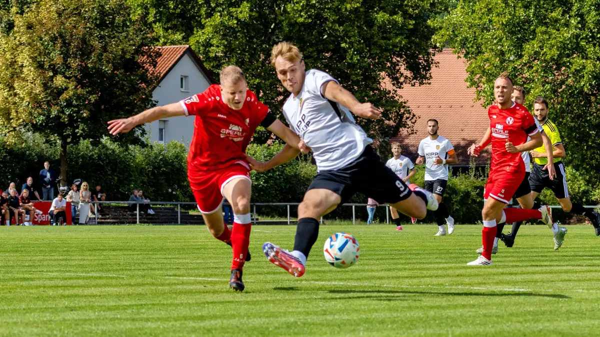 Tim Grupp (links, 1. FC Normannia Gmünd) im Zweikampf mit Tim Steinhilber (FC Holzhausen).