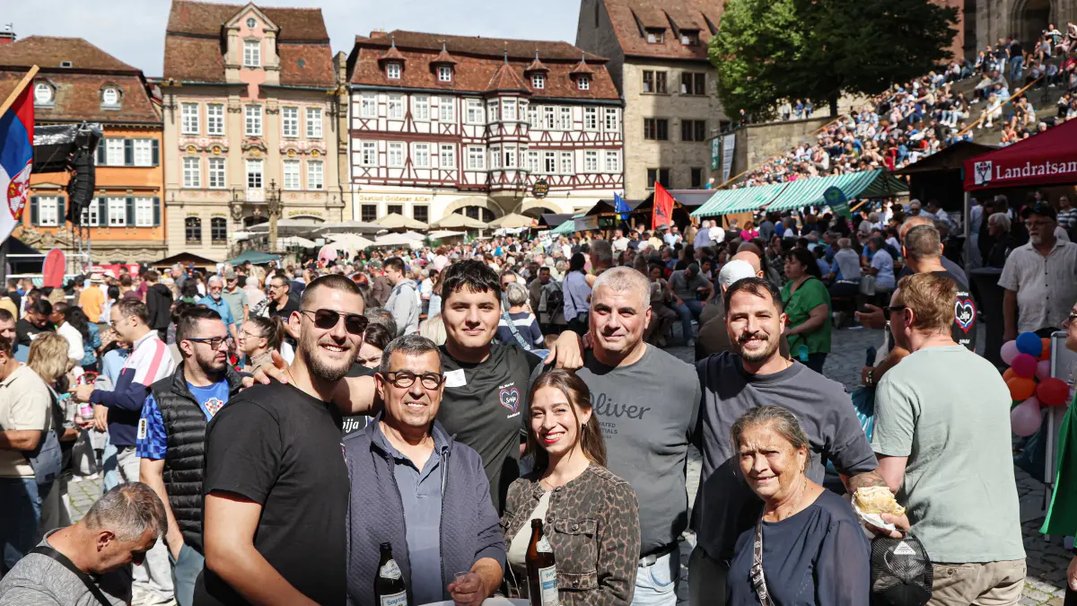 Menschen unterschiedlicher Nationen kommen beim 35. Freundschaftstag in Schwäbisch Hall zusammen und feiern gemeinsam.