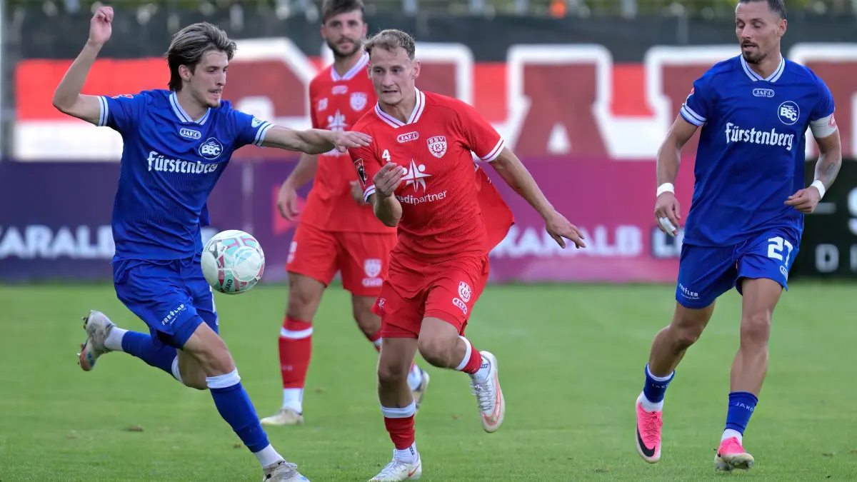Fussball OL | SSV Reutlingen vs. Bahlinger SC: Fussball OL | SSV Reutlingen (rot) vs. Bahlinger SC (blau) // 2026-09-19 // Foto: JoBaur // #4 Stefan Zimmermann (SSV Reutlingen) / #13 Robert Geller (Bahlinger SC), li / #27 Hasan Pepic (Bahlinger SC)
