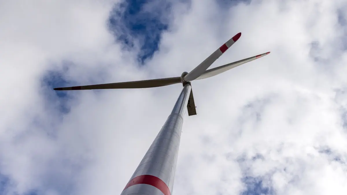 Inbetriebnahme Windpark Forst-Briesnig 2: 21.09.2026, Brandenburg, Forst (Lausitz): Ein Windrad dreht sich auf der Windenergieanlage Briesnig II auf der Fläche des ehemaligen Tagebaus Jänschwalde.
Auf ehemaligen Tagebauflächen hat die LEAG Windenergieanlagen mit einer Gesamtleistung von 105 Megawatt realisiert. Im Energiepark Bohrau werden 230000 Photovoltaikmodule jährlich etwa 130 Gigawattstunden Strom erzeugen. Der Batteriespeicher Giga Battery 1000 wird mit 1000 Megawat und einer Speicherkapazität von 4000 Megawattstunden der größte Batteriespeicher Deutschlands sein. Foto: Frank Hammerschmidt/dpa +++ dpa-Bildfunk +++
