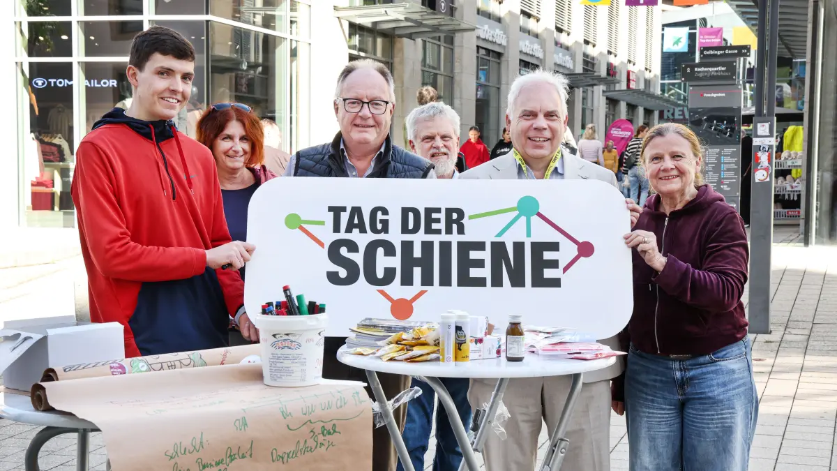 Annette Sawade (rechts), ehrenamtliche Landesbeauftragte der "Allianz pro Schiene", Matthias LIeb von der NVBW, Fachanwalt für die Fahrgäste in Baden-Württemberg (Zweiter von rechts) und weitere Mitstreiter stehen zum Tag der Schiene an einem Infostand am Haller Froschgraben.