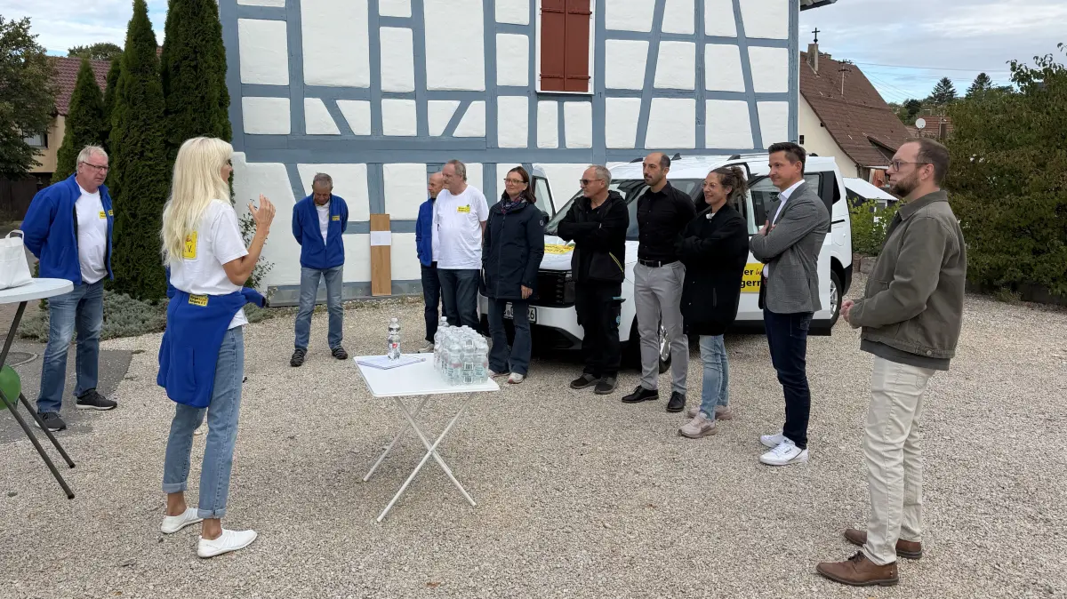 Übergabe Fleckahopser Bürgerauto Verein Bürger helfen Bürgern