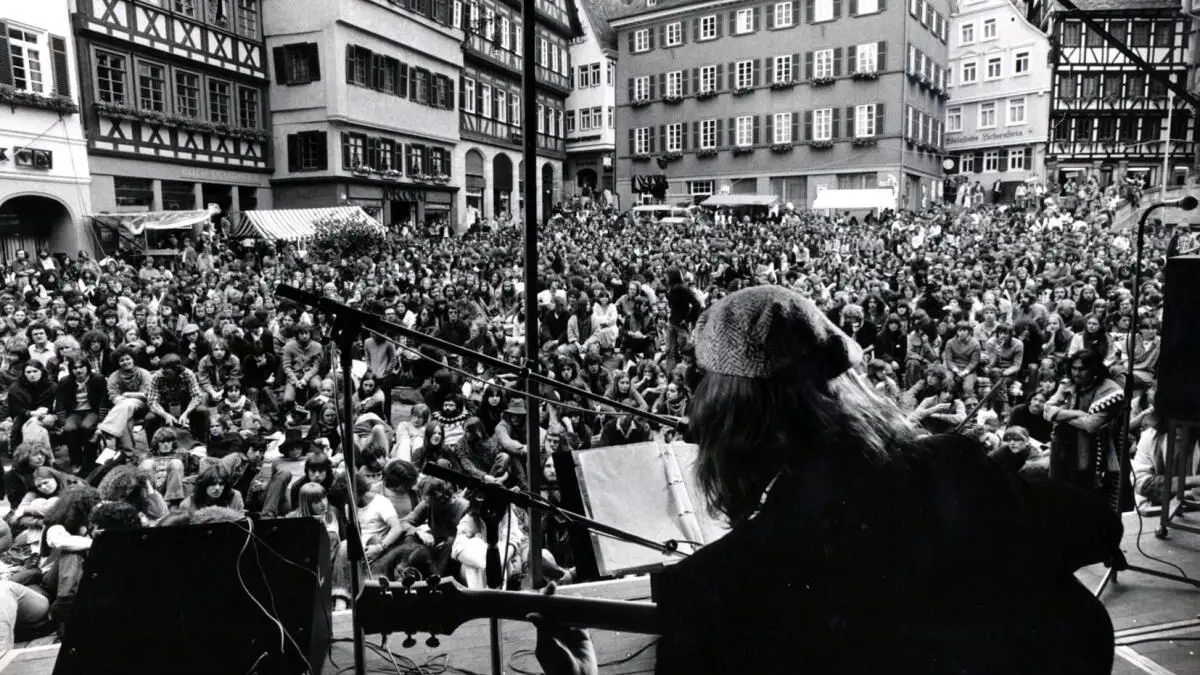 Eckhard Holler war eine der treibenden Kräfte hinter solchen Events: Das Folkfestival 1981 auf dem Marktplatz.