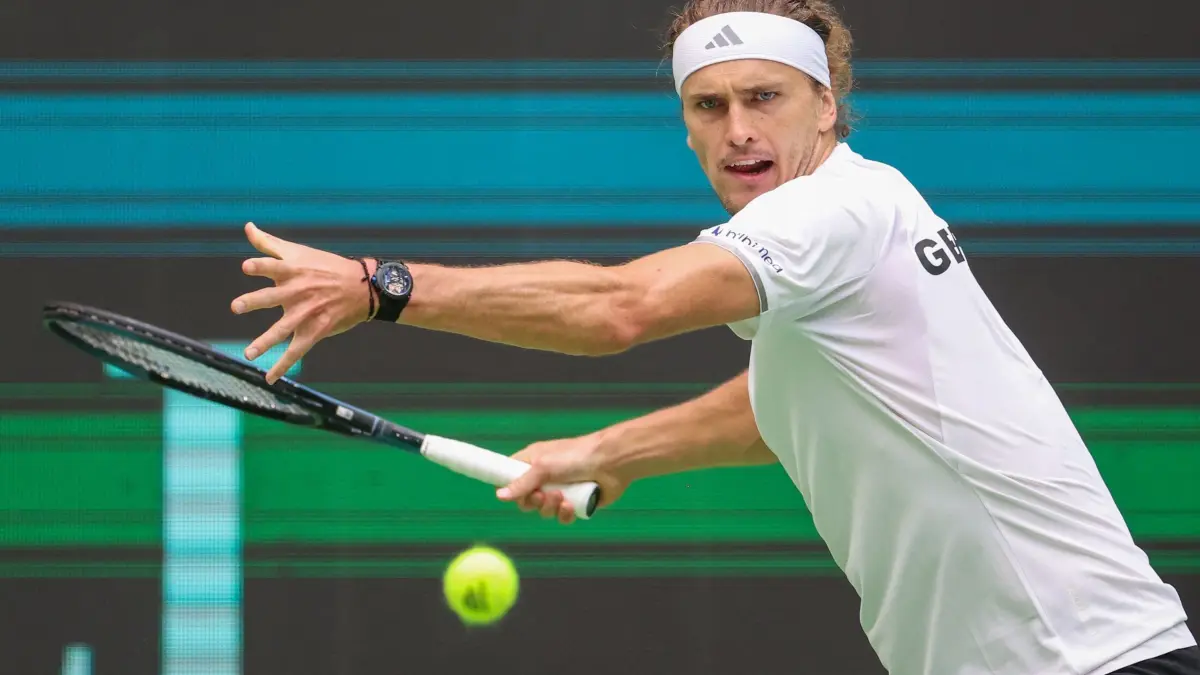 Tennis: Davis Cup Deutschland - Kroatien: Tennis, Männer: Davis Cup - Qualifikationsrunde, 2. Runde, Deutschland - Kroatien. Alexander Zverev (Deutschland) schlägt einen Ball im Spiel gegen Prizmic (Kroatien). (zu dpa: «Zverev-Bruder lässt sich Grand-Slam-Siege nicht «kleinreden»»)