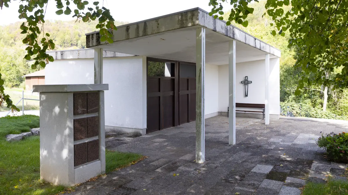 Auendorf - Die Aussegnungshalle auf dem Auendorfer Friedhof muss saniert werden. Dach, Fassade und Türen müssen gerichtet werden.