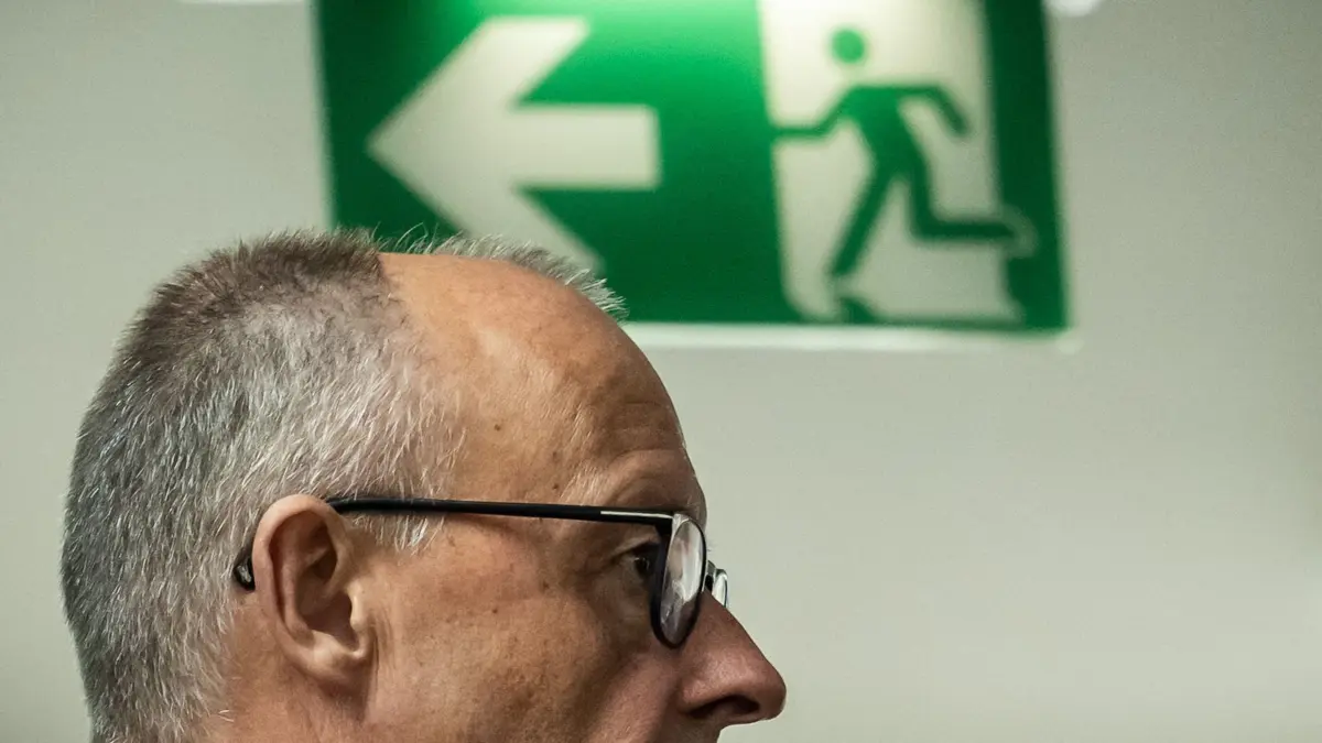 Nach den Landtagswahlen - CDU Berlin: 21.09.2026, Berlin: Bundeskanzler Friedrich Merz (CDU) geht nach den Landtagswahlen in Berlin und Mecklenburg-Vorpommern zur Sitzung des Bundesvorstands im Konrad-Adenauer-Haus, der Bundeszentrale der CDU. Foto: Michael Kappeler/dpa +++ dpa-Bildfunk +++