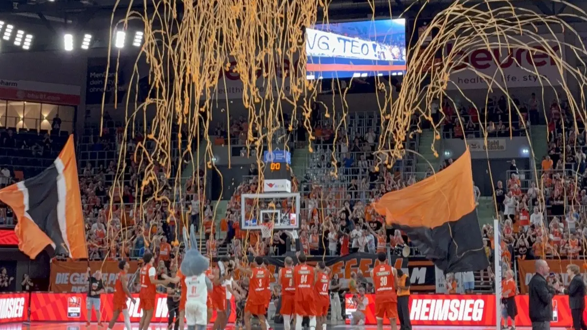 Ratiopharm Ulm feiert den Derbysieg vor der Fankurve