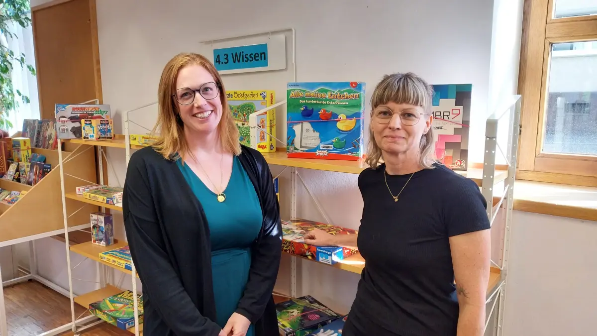 Stadtbücherei-Mitarbeiterin Katharina Hannemann und Julia Barthelmeß, Leiterin der Stadtbücherei, hatten beim Flohmarkt in der Tailfinger Büchereiaußenstelle allerhand zu tun.
