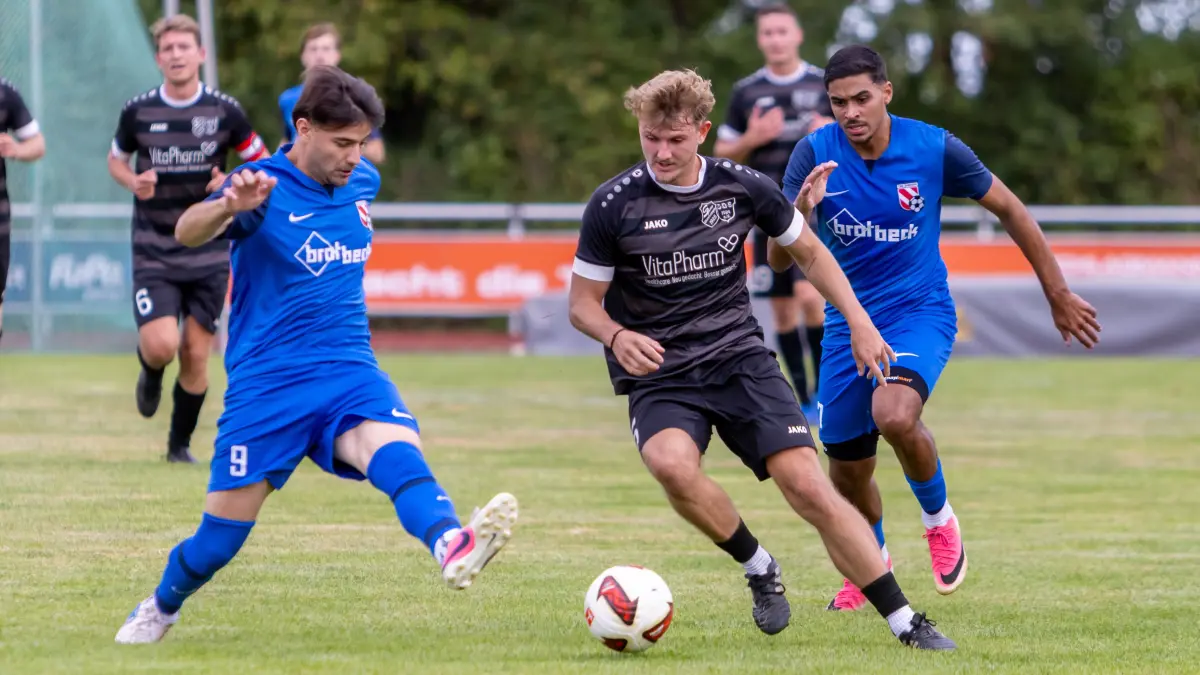 TSG Ehingen - SGM Oberdischingen/Ersingen 2:3 Bezirksliga Fußball Andrè Demartin (am Ball) gegen