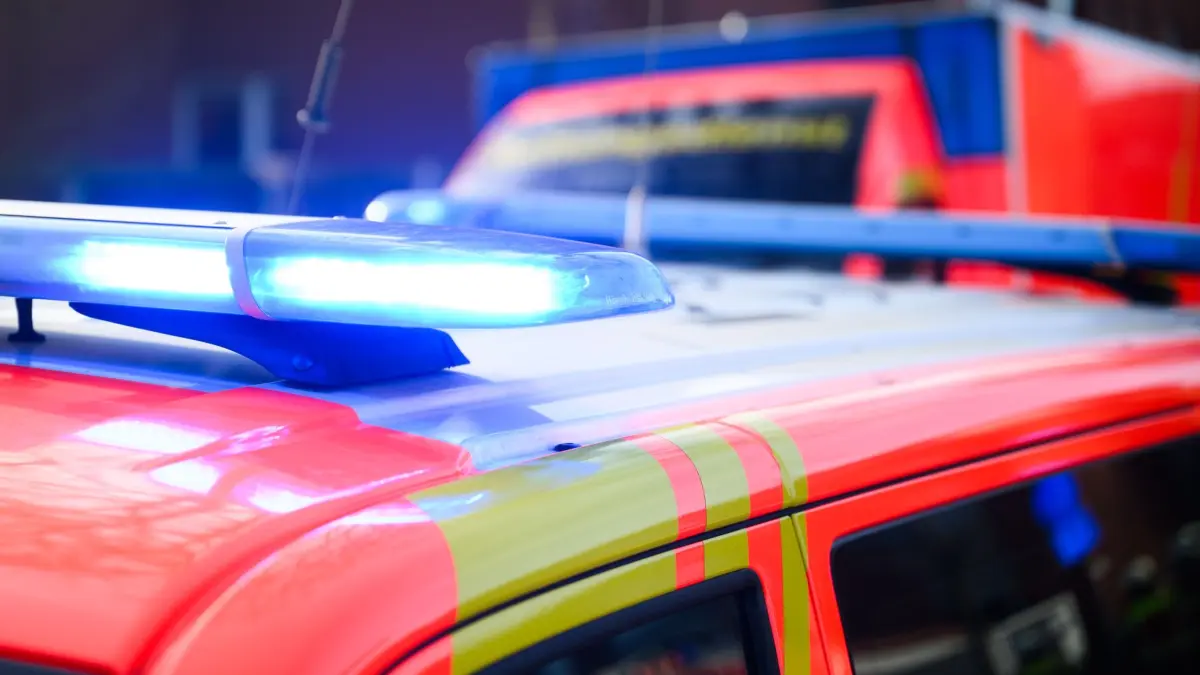 Rettungseinsatz: ARCHIV - 03.02.2025, Niedersachsen, Hannover: Blaulichter leuchten an einer Einsatzstelle auf einem Notarzt Fahrzeug und einem Rettungswagen. (zu dpa: «Betrunkener filmt und beleidigt Retter – Polizei greift ein») Foto: Julian Stratenschulte/dpa +++ dpa-Bildfunk +++