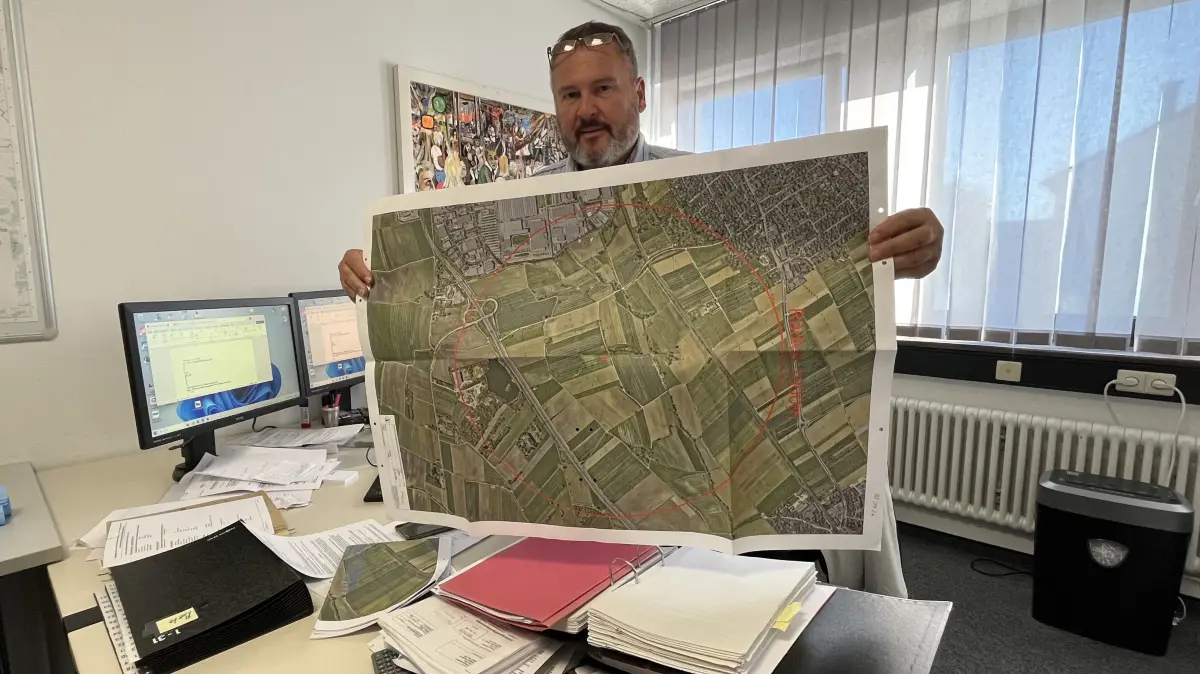 Auf solchen Karten des Pfuhler Rieds zeichnet der Neu-Ulmer Ordnungsamtschef Thomas Nägele den Evakuierungsbereich rund um Bomben-Fundorte ein. Das Foto stammt vom zweiten Fund in diesem Jahr.