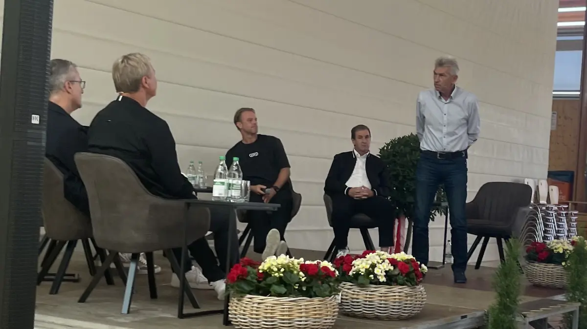Klaus Augenthaler machte eine typische Haltung im Strafraum vor, um Handspiele zu vermeiden. Das störe ihn sehr.