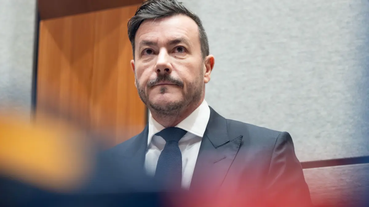 René Benko steht erneut vor Gericht: Der Angeklagte René Benko sitzt im Landesgericht. (zu dpa: «Benko vor Gericht: Verfahren wird teilweise neu aufgerollt»)
