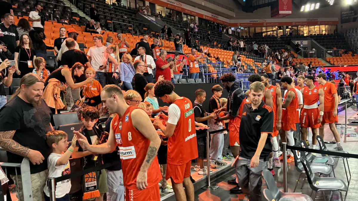 Ratiopharm Ulm Stadionrunde mit den Fans
