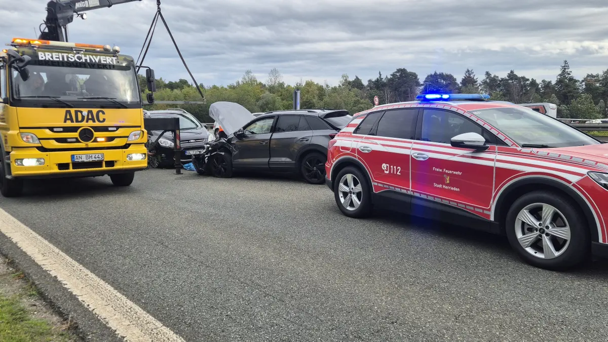Bei einem Auffahrunfall auf der A6 zwischen den Anschlussstellen Aurach und Feuchtwangen-Nord sind zwei Menschen verletzt worden.