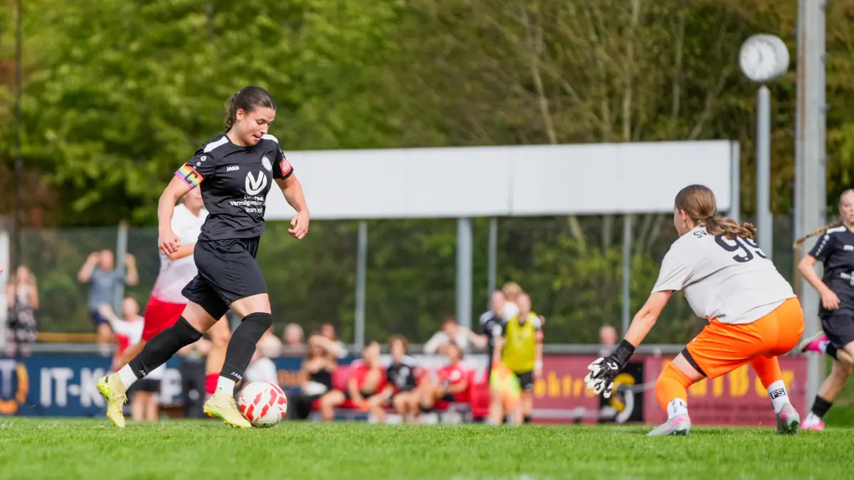 1.FC Donzdorf vs. SV Eutingen, Fussball, Frauen Verbandsliga, Baden-Wuerttemberg, 2. Spieltag, 20.09.2026, Foto: MaxMedia-Productions/Max Vogel: Luisa Reiser (1. FC Donzdort, #05) und Alina Berndsen (SV Eutingen, #99),
1.FC Donzdorf vs. SV Eutingen, Fussball, Frauen Verbandsliga, Baden-Wuerttemberg, 2. Spieltag, 20.09.2026,
Foto: MaxMedia-Productions/Max Vogel