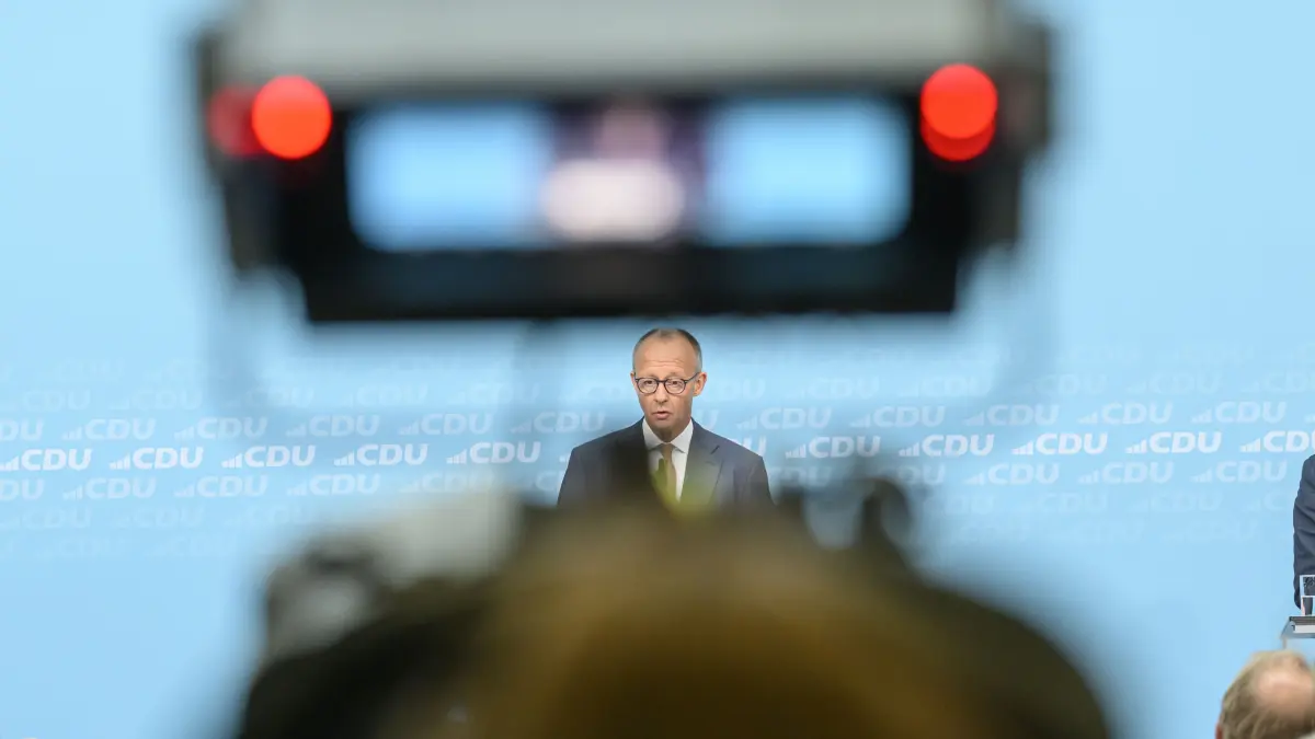 Pressekonferenz in der CDU-Bundesgeschaeftsstelle nach Landtagswahlen in Mecklenburg-Vorpommern und Berlin: im Bild v.l.: Bundeskanzler Friedrich Merz MdB,
GER, Berlin, Pressekonferenz mit dem Parteivorsitzenden der CDU Deutschlands und Bundeskanzler Friedrich Merz MdB, Pressekonferenz nach den Wahlen in Berlin und Mecklenburg Vorpommern - MV,
21.09.2026,